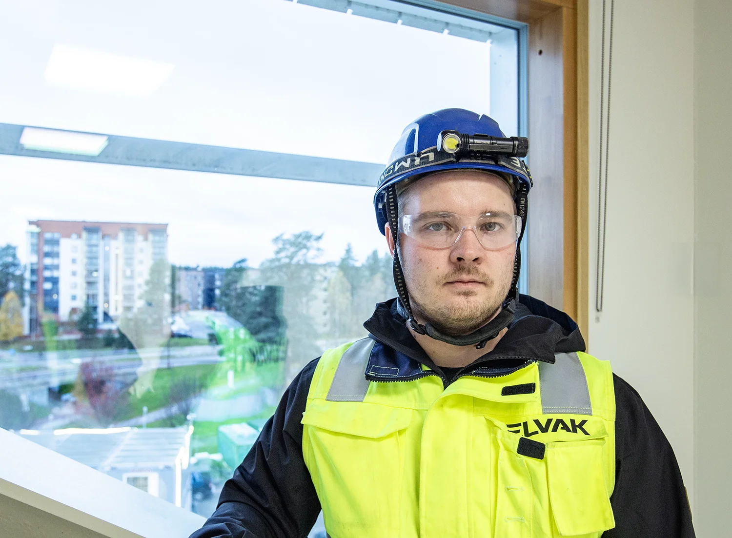 Samuli Vengasaho Kempeletalon toimistohuoneen ikkunan edessä.