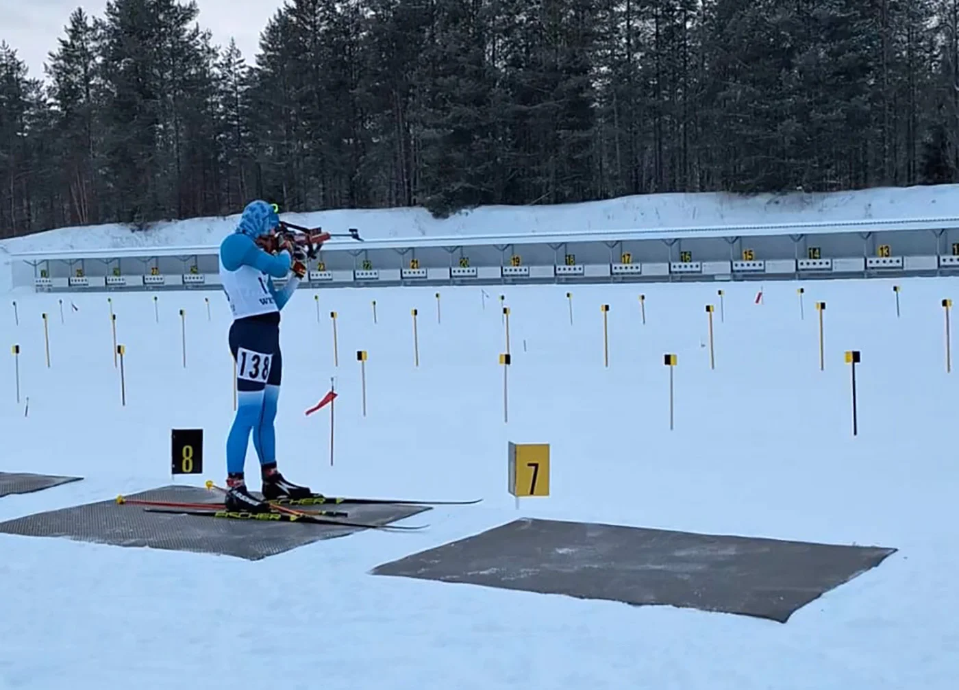 Joona Kupila ampuu ampumahiihtopaikalla.